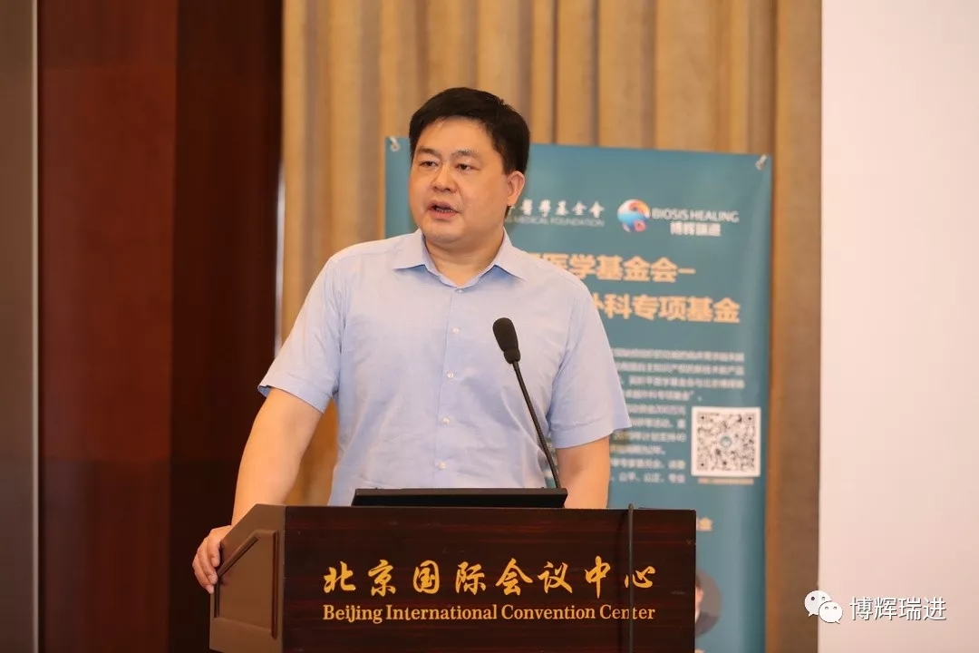 会议伊始,吴阶平医学基金会科技部主任陈林军为专项基